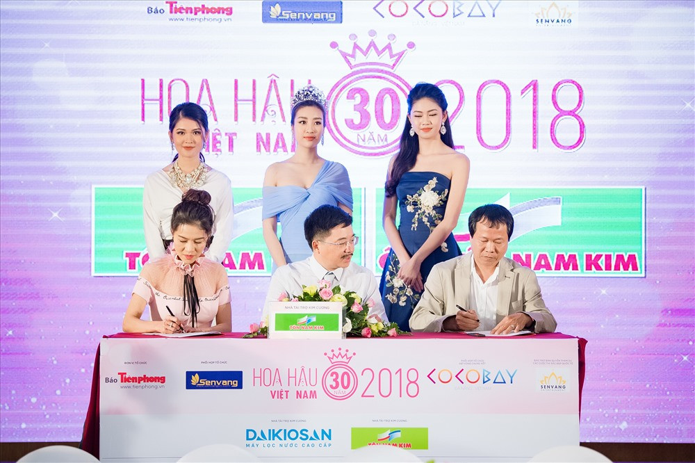 Ban tổ chức ký hợp đồng cùng nhà tài trợ.