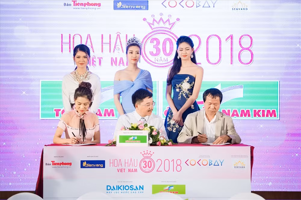 Ban tổ chức ký hợp đồng cùng nhà tài trợ.