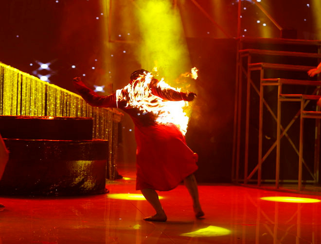 Nhiều khán giả bất ngờ khi thí sinh Bích Ly bạo dạn dùng lửa thật thiêu người.