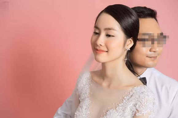 Dù đã lên tiếng nhưng Võ Hồng Ngọc Huệ vẫn nhận phải "cơn mưa gạch đá" từ phía dân mạng, đặc biệt là hội chị em. Vướng phải ồn ào này có lẽ là lí do khiến Ngọc Huệ "ở ẩn" trong khoảng thời gian dài và không tham gia bất cứ hoạt động nào của showbiz.