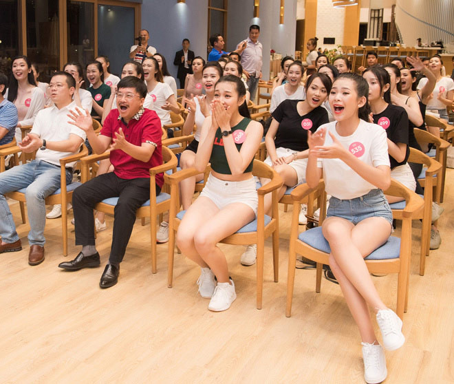 Hình ảnh các người đẹp Hoa hậu Việt Nam thức đêm cổ vũ trận mở màn World Cup 2018. Các cô gái hò reo, thể hiện tình yêu nồng nhiệt với bóng đá.