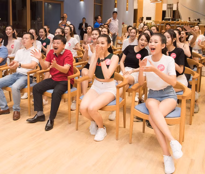 Hình ảnh các người đẹp Hoa hậu Việt Nam thức đêm cổ vũ trận mở màn World Cup 2018. Các cô gái hò reo, thể hiện tình yêu nồng nhiệt với bóng đá.