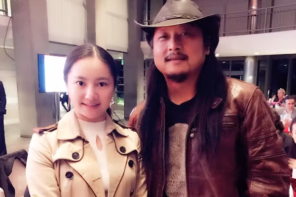 Thôi Duệ bên Trương Dương. Trương Dương đảm nhận vai trò Phó chủ tịch Hiệp hội Đạo diễn Trung Quốc.