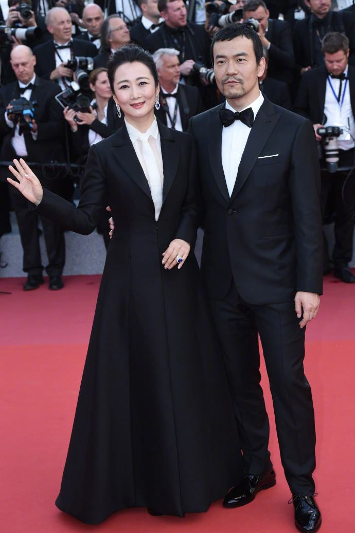 Những khoảnh khắc "thất thế" của nghệ sĩ Hoa ngữ cũng là điểm nhấn tại thảm đỏ LHP Cannes năm nay. Trung Quốc có một phim dự tranh giải Cành cọ vàng. Đó là Cô gái giang hồ do Triệu Đào và Liễu Phàm đóng. Nhưng hai nghệ sĩ khi có mặt trên thảm đỏ không được báo chí quan tâm.