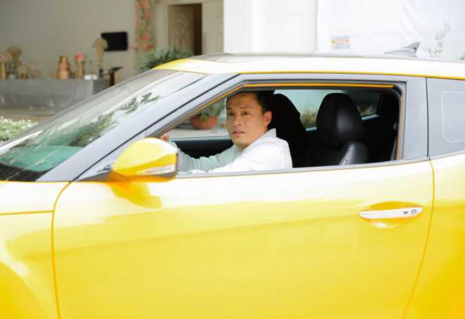 Chiều 6/8, Lam Trường có buổi giới thiệu về dự án âm nhạc "Lam Trường 9PM Live" tại TP.HCM. Ngay từ khi xuất hiện, anh Hai đã thu hút nhiều sự chú ý khi tự lái chiếc xe có màu vàng nổi bật đến sự kiện.