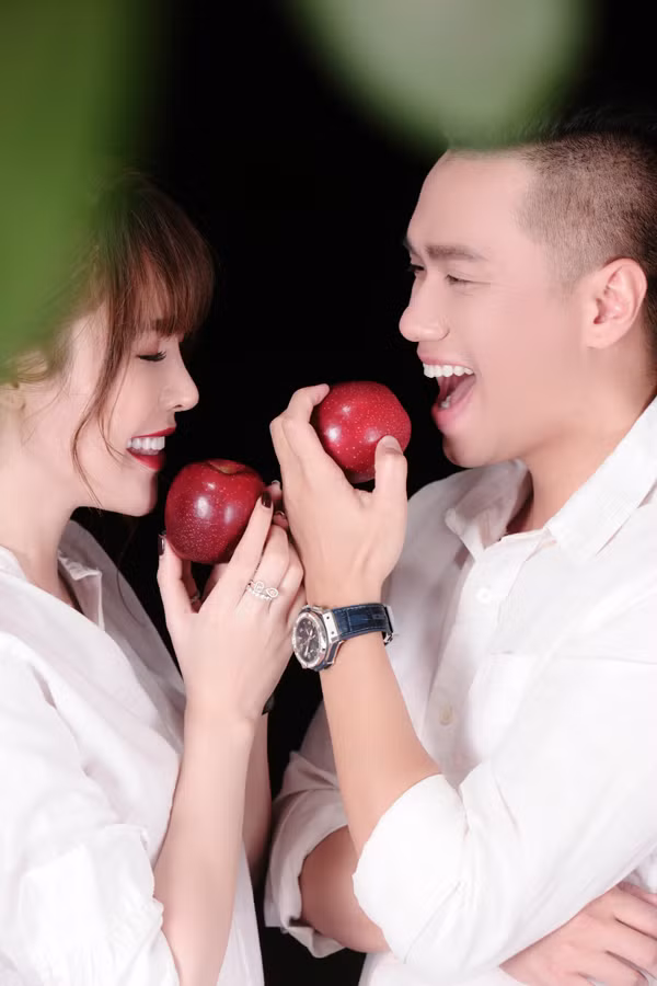 Những hình ảnh tình tứ của Quế Vân và Việt Anh trong bộ ảnh chung.