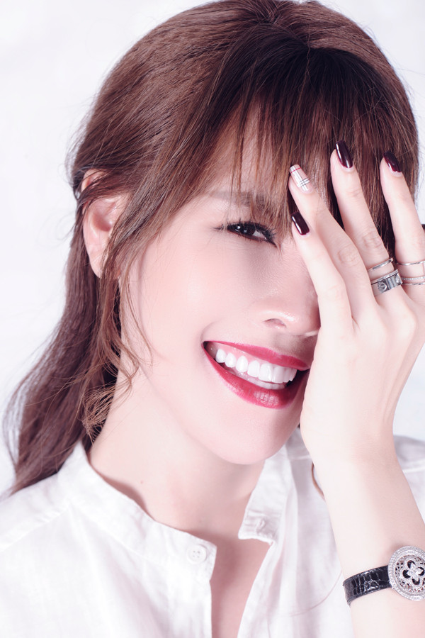 Có thể nói ca sĩ Quế Vân đã trở thành "ca sĩ lắm chiêu" tạo sóng thị phi showbiz với cách "nhá hàng" kiểu này.