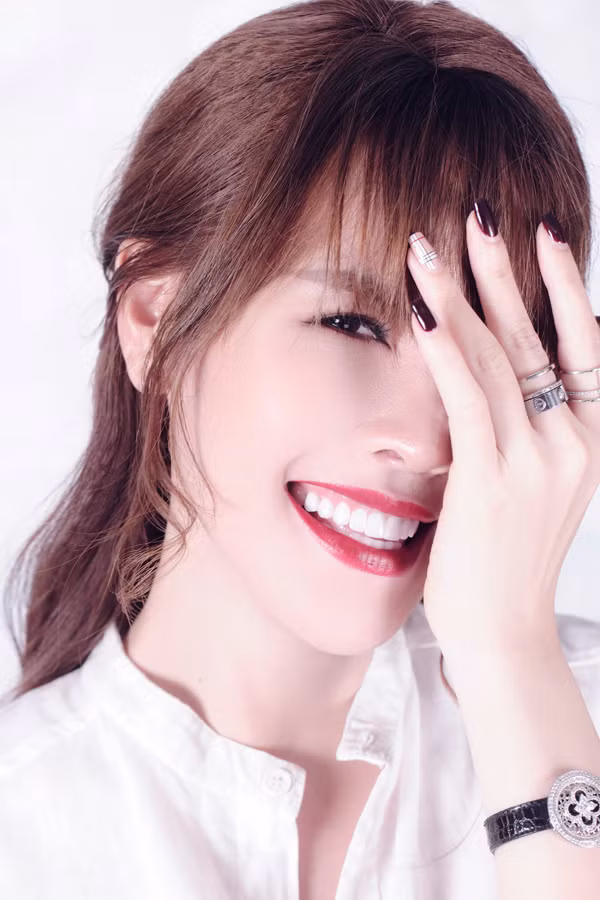 Có thể nói ca sĩ Quế Vân đã trở thành "ca sĩ lắm chiêu" tạo sóng thị phi showbiz với cách "nhá hàng" kiểu này.