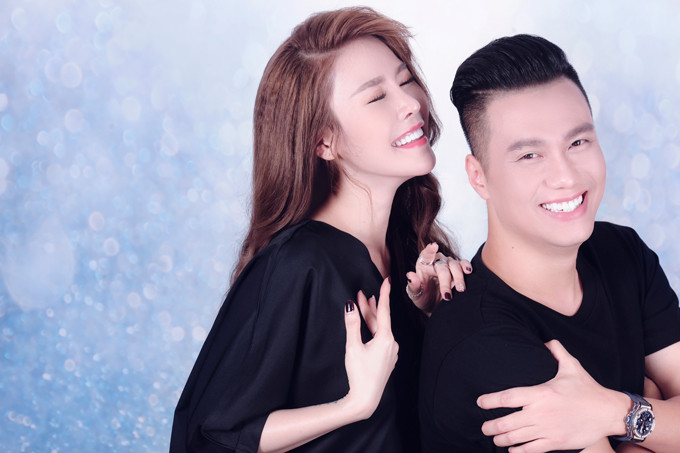 Cả 2 diễn xuất như một cặp đôi yêu nhau thắm thiết.