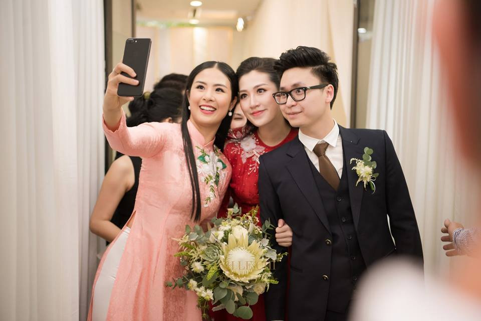 Ngày vui của Tú Anh có sự chung vui của nhiều bạn bè. Hoa hậu Ngọc Hân dự lễ đón dâu. Cô chụp ảnh kỷ niệm cùng cặp đôi.
