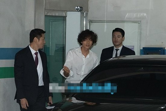 Diễn viên Won Bin vừa xuất hiện tại một sự kiện tại Gangnam, Seoul vào ngày 3/7 và gây bất ngờ với ngoại hình xuống sắc. Won Bin trông đen và gầy đi nhiều với mái tóc xoăn phồng lạ lẫm. Mỹ nam "Trái tim mùa thu" mặc sơ mi trắng với quần ống rộng kém nam tính, lịch lãm như thường thấy. Thần sắc của anh cũng lộ vẻ tiều tuỵ.