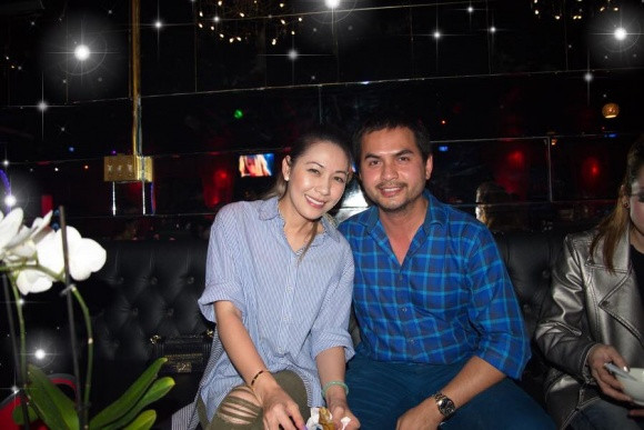 Tuy nhiên anh vẫn hi vọng năm nay vợ sẽ mang bầu. Để chuẩn bị cho việc sinh con, nam diễn viên còn bán căn nhà cũ có giá 160 ngàn USD (khoảng 3,7 tỷ đồng) để mua một ngôi nhà mới trị giá 700 ngàn USD (khoảng 16 tỷ đồng).