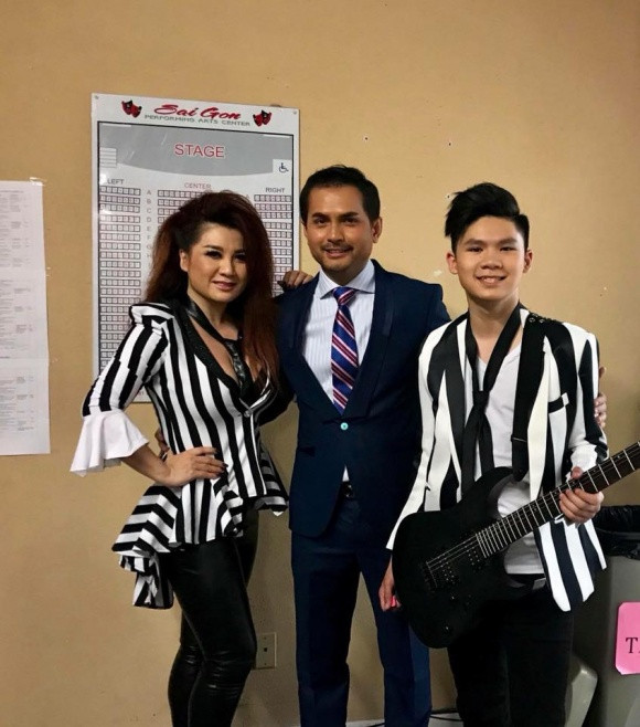 Không chỉ học tiếng Anh để hòa nhập với cuộc sống mới mà Đức Tiến rất siêng năng, chăm chỉ, anh sẵn sàng đảm nhận công việc đi chợ, nấu ăn cho cả nhà. Chính vì vậy, anh luôn được bố mẹ vợ xem như con ruột. Sau một thời gian, nam người mẫu và vợ đã ra ở riêng.