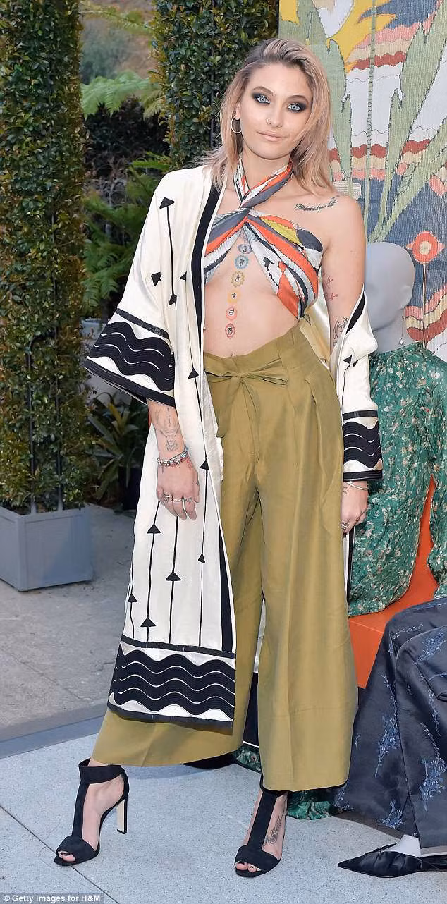 Vừa qua, nhiều sao nổi tiếng của Hollywood đã góp mặt trong sự kiện thời trang được tổ chức tại Mỹ, trong đó có những gương mặt Kate Bosworth, siêu mẫu Christy Turlington và nữ diễn viên Amanda Seyfried. Tuy nhiên, nhân vật nổi bật nhất chính là Paris Jackson, con gái Michael Jackson. Cô diện thiết kế hở ngực táo bạo được làm từ chiếc khăn choàng màu sắc, kết hợp với quần ống suông và áo khoác họa tiết cảm hứng du mục.