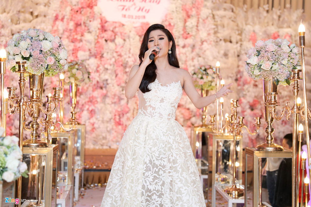 Tố My diện đầm ren trắng hát tặng trong đám cưới của Tố Ny. Nữ ca sĩ cho hay chị em sống chung từ khi vào Sài Gòn lập nghiệp nên phần mừng hạnh phúc của em nhưng cũng không tránh khỏi cảm xúc nhớ thương.