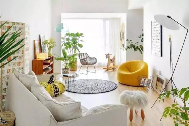 Tổ ấm của vợ chồng Trương Tử Lâm ngập tràn ánh nắng và màu xanh của cây cỏ. Phòng khách sử dụng gam màu tươi sáng, không lòe loẹt.