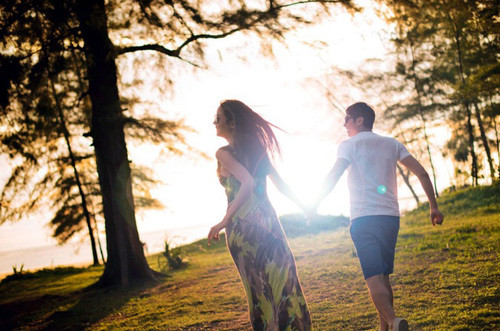 Cặp đôi quen biết một cách tình cờ hồi năm 2010 và có nhiều điểm hợp nhau. Cô nói: "Nhiều điểm tương đồng khiến chúng tôi nhận ra nhau, hấp dẫn lẫn nhau. Chúng tôi yêu rừng, yêu biển. Chúng tôi yêu trẻ thơ, yêu động vật. Chúng tôi đam mê thể thao, du lịch... Đám cưới là nghi thức biểu trưng cho tình yêu và lời thề hẹn. Đây là nghi thức khắc cốt ghi tâm, tuyên bố chúng tôi yêu nhau, trân trọng nhau mãi mãi".