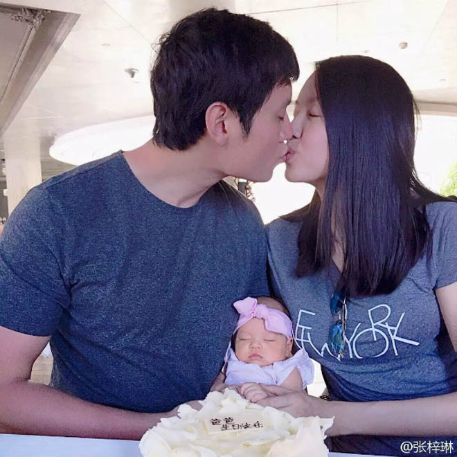 Từ khi có con gái, Trương Tử Lâm chịu khó đăng tải ảnh về gia đình nhỏ lên mạng xã hội hơn hẳn.