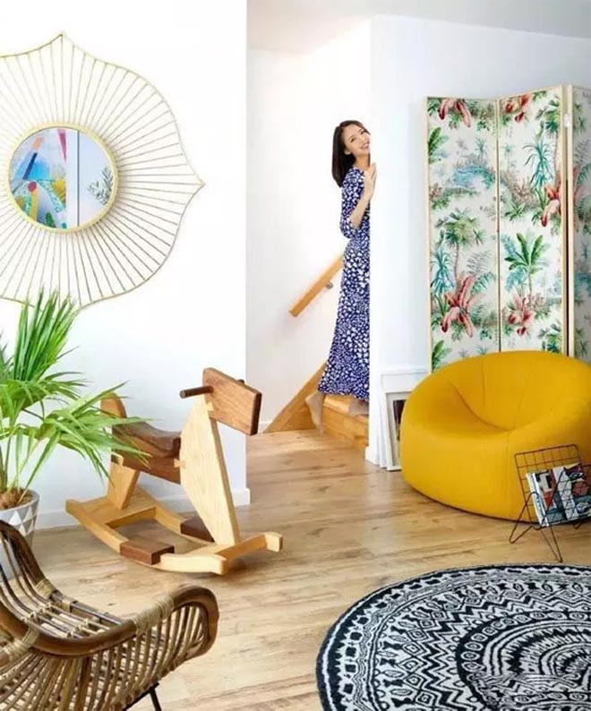 Hoa hậu Trương Tử Lâm khiến khán giả trên Weibo trầm trồ sau khi cô chia sẻ những hình ảnh về ngôi nhà của mình. Cô lựa chọn phong cách hiện đại, trang nhã, tiện dụng, tối giản.