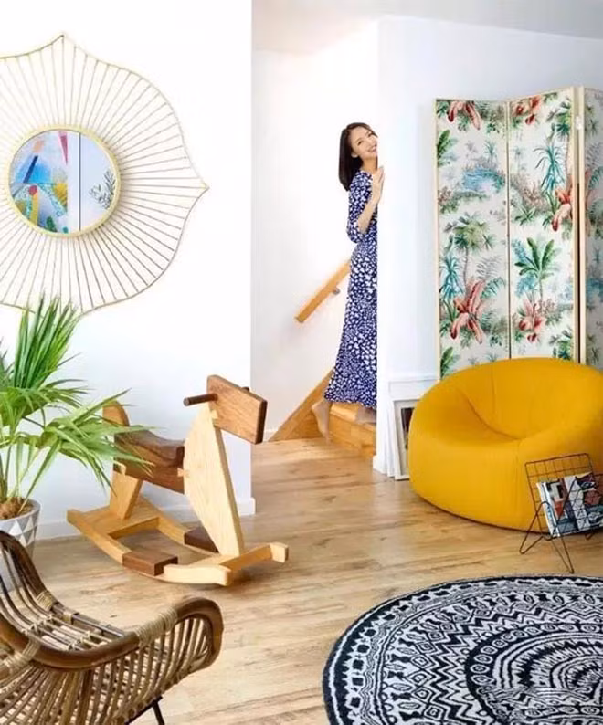 Hoa hậu Trương Tử Lâm khiến khán giả trên Weibo trầm trồ sau khi cô chia sẻ những hình ảnh về ngôi nhà của mình. Cô lựa chọn phong cách hiện đại, trang nhã, tiện dụng, tối giản.