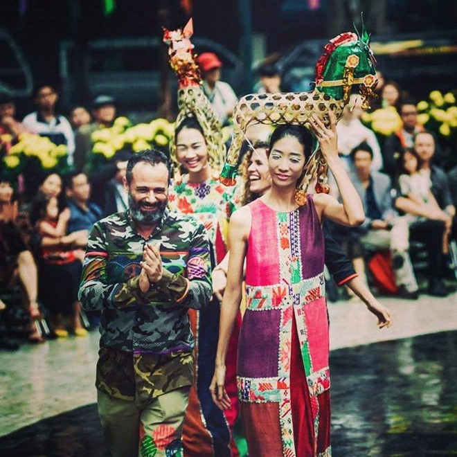 NTK Chu La cùng người mẫu Trang Phạm xuất hiện kết thúc show diễn thu đông 2018.