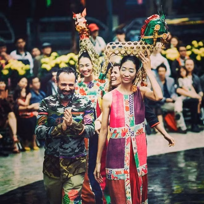 NTK Chu La cùng người mẫu Trang Phạm xuất hiện kết thúc show diễn thu đông 2018.