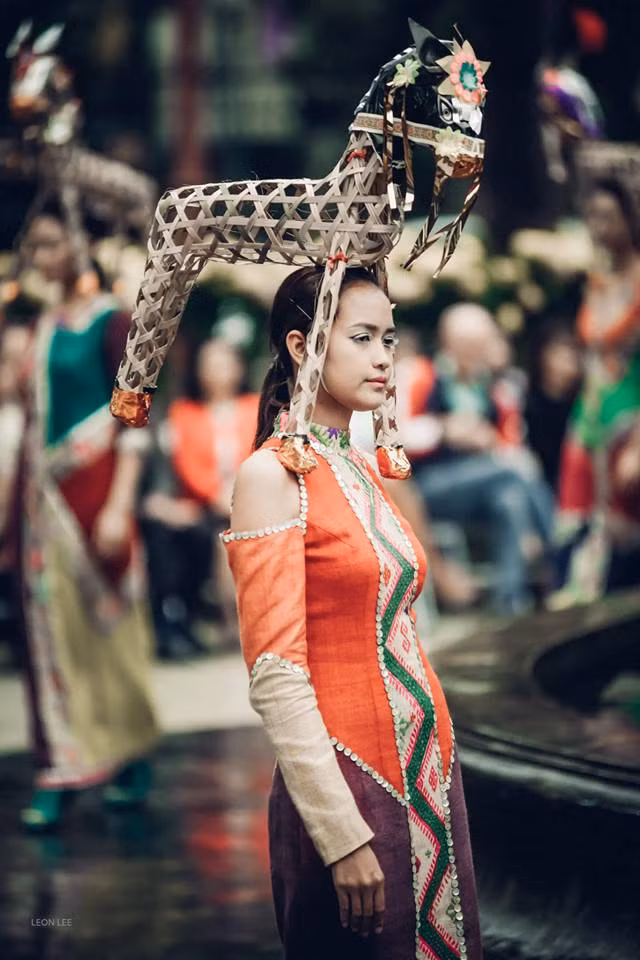 Người mẫu đội ngựa vàng mã trên đầu, khi trình diễn trong show thời trang thu đông 2018. Ảnh: Leon Lee.