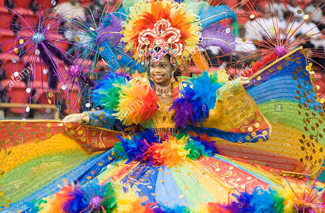 Trinidad: Âm nhạc Soca và calypso, được thúc đẩy bởi nhịp đập của trống, kèn và bất kỳ đồ vật nào phát ra tiếng đã trở thành nhạc nền cho Carnival lớn nhất ở Caribê, kết hợp lễ kỷ niệm nô lệ với truyền thống Công giáo. Tại lễ hội này bạn có thể mặc bất kỳ trang phục kỳ dị nào cũng như đeo các loại mặt nạ quái đản nhất.