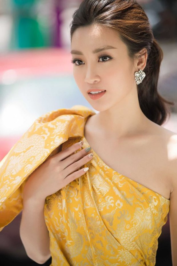 Bên cạnh đó, Miss World Vietnam 2017 chọn tông trang điểm nền nã nhẹ nhàng. So với khi đăng quang, Hoa hậu ngày càng ấn tượng bởi vẻ tự tin và trưởng thành nổi trội.