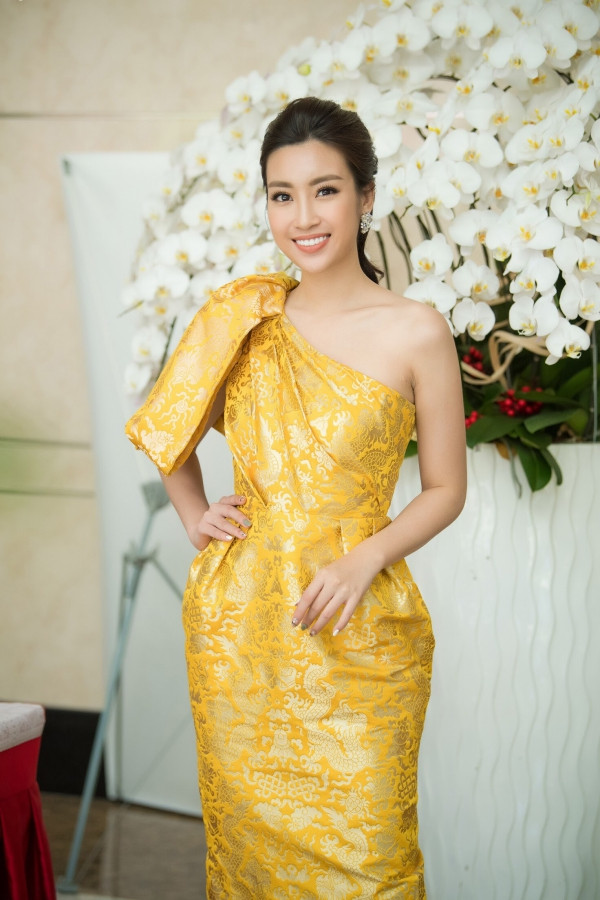 Chiếc đầm với thiết kế chít eo, ôm nhẹ giúp Hoa hậu họ Đỗ xinh đẹp như một nàng công chúa. Sở hữu vóc dáng thanh mảnh cùng gương mặt thanh thoát, Mỹ Linh nhận được sự tin tưởng của ban tổ chức khi được giao đảm nhiệm vai trò ban giám khảo cuộc thi năm nay.