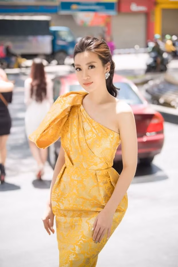 Sáng nay, Hoa hậu Việt Nam 2016 Đỗ Mỹ Linh xuất hiện xinh đẹp và lộng lẫy tại buổi sơ khảo phía Nam Hoa hậu Việt Nam 2018. Cô lựa chọn chiếc đầm dạ tiệc sắc vàng nổi bật của nhà tạo mốt Đỗ Mạnh Cường.