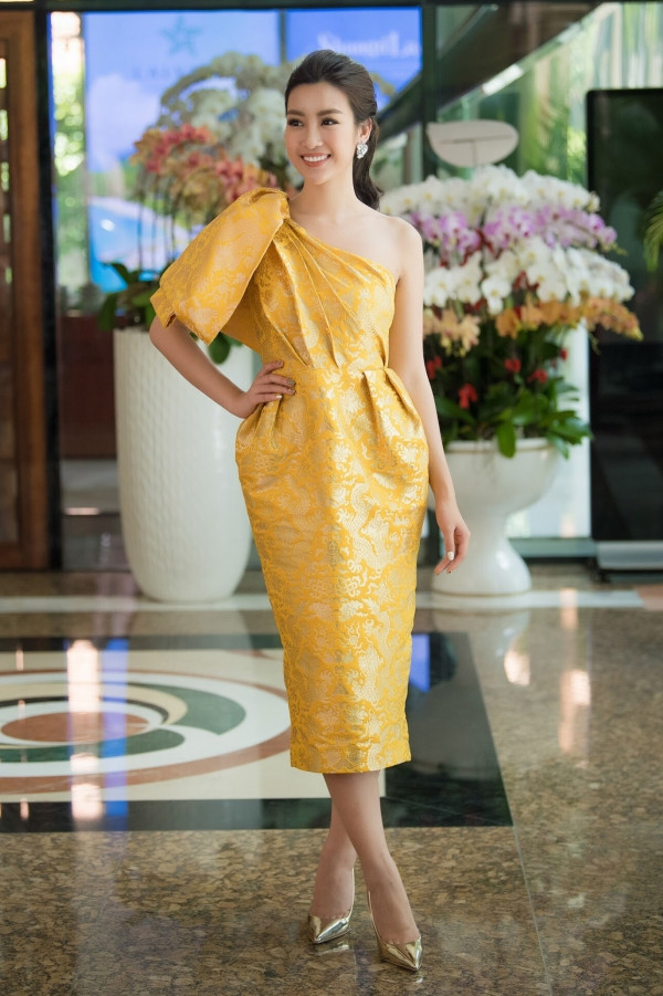 Hoa hậu Đỗ Mỹ Linh trở thành đương kim Hoa hậu đầu tiên đảm nhận vai trò ban giám khảo của Hoa hậu Việt Nam. Được mời vào vị trí quan trọng này khiến người đẹp vấp phải sự phản đối vì cô còn trẻ tuổi, chưa có nhiều kinh nghiệm trong cuộc sống. Tuy nhiên, ban tổ chức vẫn đánh giá cao những trải nghiệm và thành tựu mà Mỹ Linh đạt được trong hai năm qua, trong đó có thành tích vào top 40 và đoạt giải ‘Hoa hậu Nhân ái’ cuộc thi Miss World 2017.