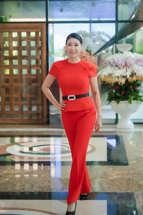 Hà Kiều Anh diện bộ trang phục màu đỏ sang trọng và nổi bật ở tuổi 42. Cô hào hứng khi lần đầu chấm thi Hoa hậu Việt Nam. Sau nhiều năm đăng quang Hoa hậu Việt Nam, Hà Kiều Anh vẫn sở hữu nhan sắc mặn mà đáng ngưỡng mộ.