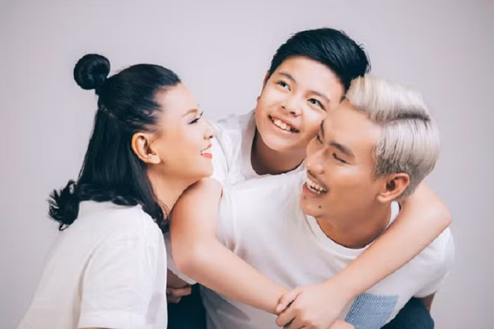 Không chỉ yêu Cát Phượng, Kiều Minh Tuấn còn rất thương con riêng của cô - cu Bom. Anh từng tâm sự, anh rất muốn có con với bạn gái nhưng anh hiểu, việc chăm sóc một đứa trẻ không phải là điều đơn giản. Chính vì thế, anh sẽ tập trung hết sức để chăm sóc cu Bom.