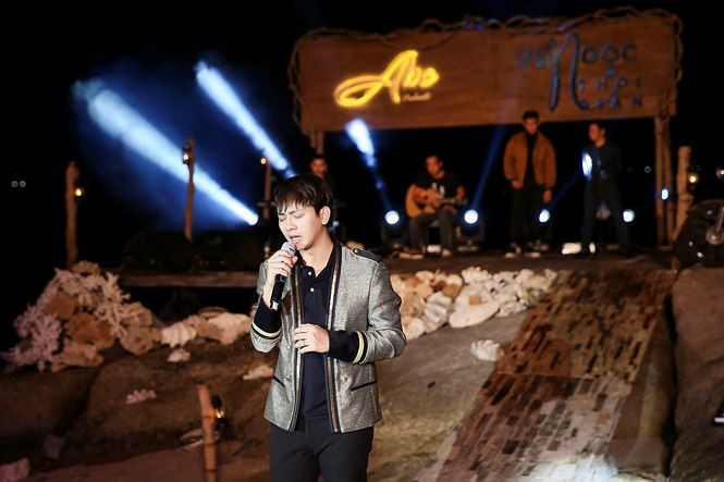 Không chỉ có màn so giọng ăn ý cùng Đàm Vĩnh Hưng và sau đó là Quốc Đại, Hoài Lâm cũng có màn trình diễn “lấy điểm” khán giả khi anh sẵn sàng đáp ứng lời yêu cầu của mọi người.