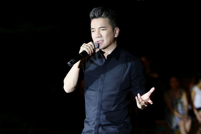 Là hai gương mặt ca sĩ được mời tham gia đêm nhạc đặc biệt của NTK Đinh Văn Thơ tổ chức, Đàm Vĩnh Hưng và Hoài Lâm đã mang đến những phần trình diễn nhiều hào hứng trong vai trò các ca sĩ khách mời đặc biệt.