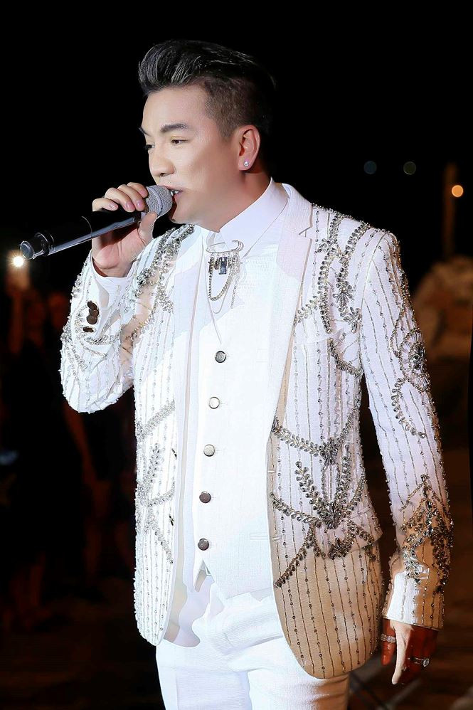 Mr Đàm cũng có màn biểu diễn “cháy” hết mình khi lần lượt thể hiện một loạt các ca khúc hit của mình gửi tặng mọi người. Nam ca sĩ đã đến từ rất sớm để ráp sân khấu và thử âm thanh ánh sáng trước khi đốt nóng sàn diễn bởi một loạt bản nhạc nổi tiếng Người tình không đến, Chuyến tàu hoàng hôn, Biển nỗi nhớ và em, Biển tình, Oh Carol…