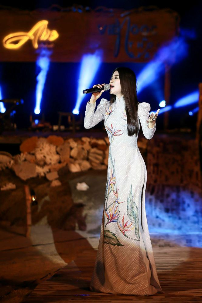 Xuất hiện trong tà áo dài duyên dáng, Tố My đã gửi đến hơn 400 khán giả tham dự gồm những khách mời đặc biệt, các doanh nhân các văn nghệ sĩ thân thiết những tiết mục đặc sắc. Đáng chú ý, nữ ca sĩ lần lượt trình diễn một loạt bản hit của Như Quỳnh trên sân khấu: Vùng lá me bay, Người tình mùa đông, Gặp nhau làm ngơ.