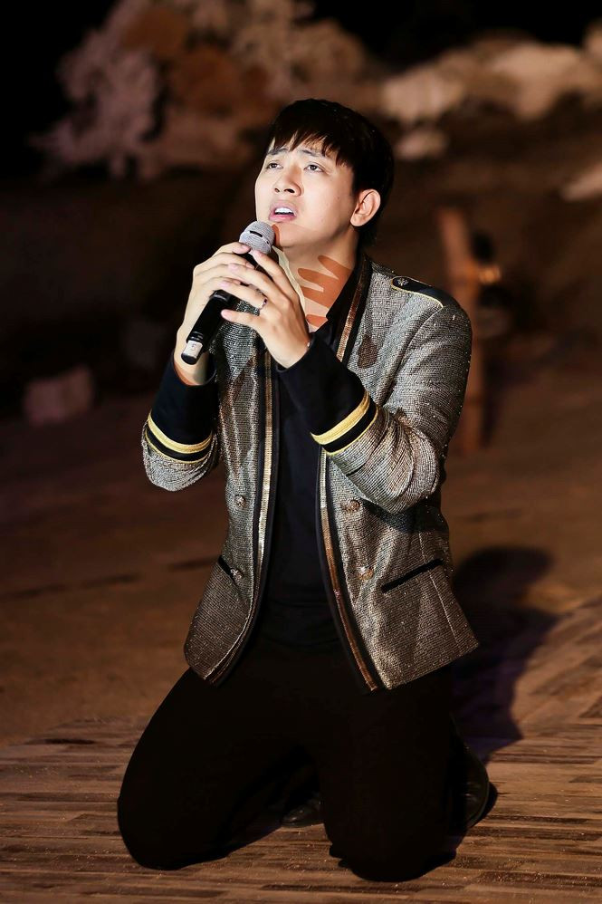 Theo đó nam ca sĩ đã thể hiện tài năng của mình khi giả giọng và trình diễn theo phong thái của cố nghệ nhân hát sẩm Hà Thị Cầu, không quên gửi đến khán giả Ninh Thuận vài câu vọng cổ “ngọt như mía lùi”. Phần trình diễn của anh nhận được nhiều tràng pháo tay khích lệ của hơn 400 khán giả đặc biệt theo dõi trực tiếp chương trình.