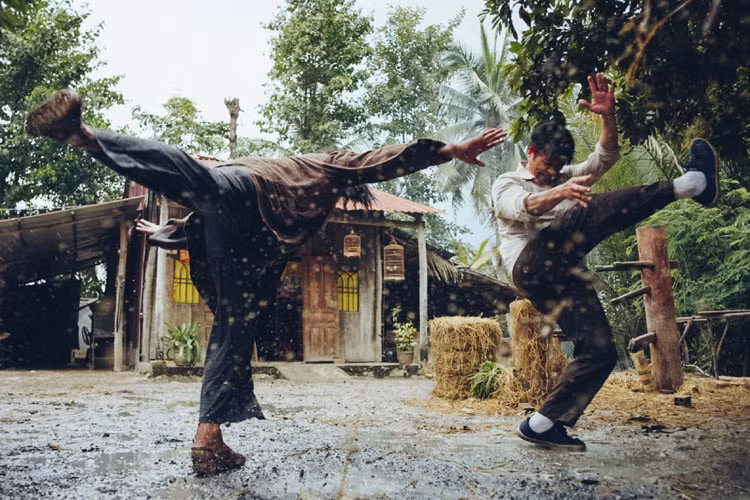 Ngay từ khi khởi động, phim Tết "798Mười" đã gây chú ý bởi tựa phim vô cùng độc đáo. Tên phim được ghép từ chính tên của các nhân vật.