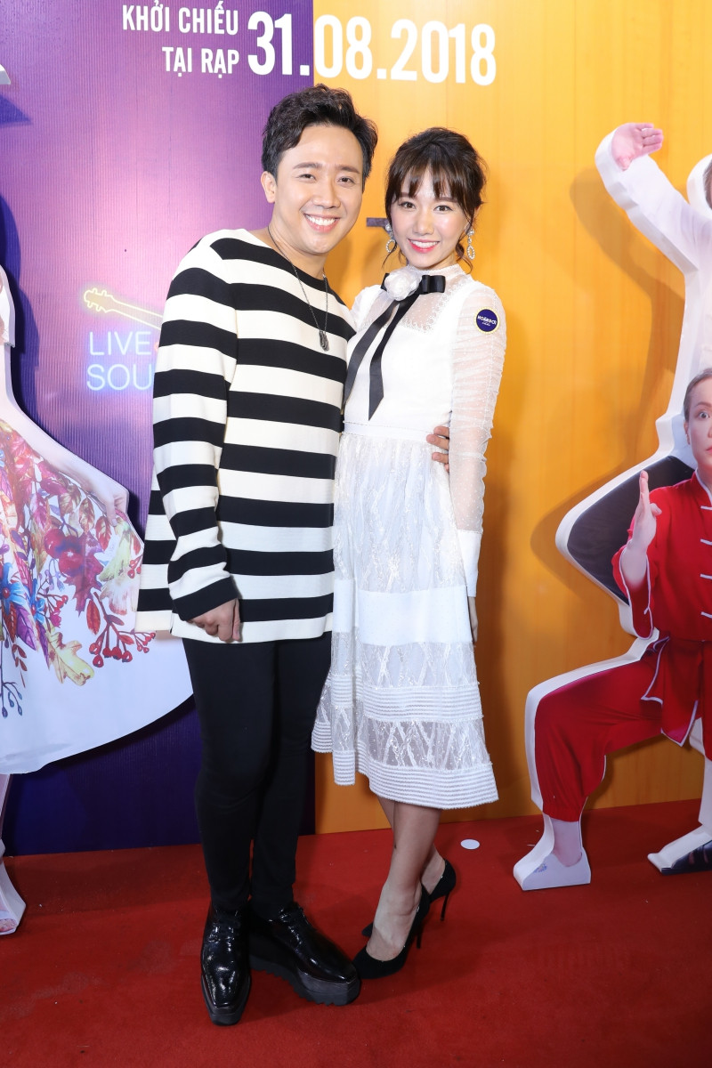 Trấn Thành cũng tham gia một vai trong phim, anh kết hợp với đàn chị Việt Hương. Bà xã Hari Won đến ủng hộ phim mới của chồng.