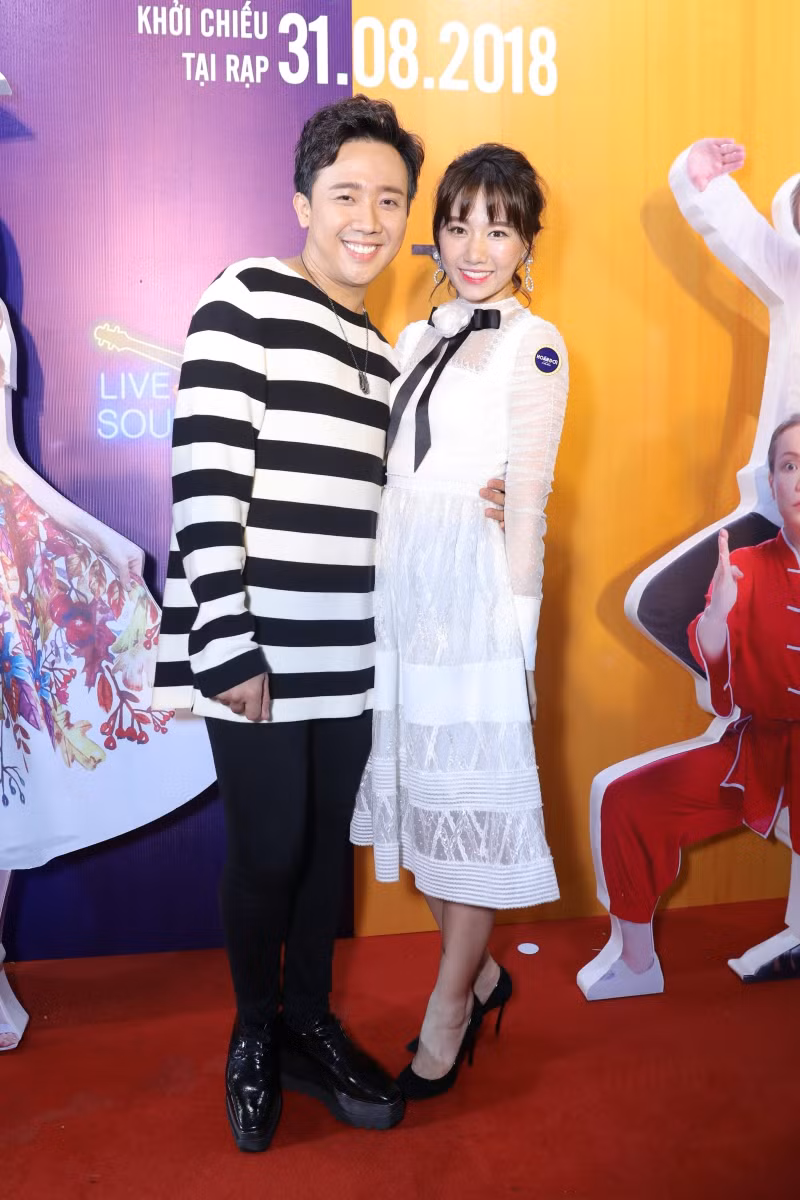 Trấn Thành cũng tham gia một vai trong phim, anh kết hợp với đàn chị Việt Hương. Bà xã Hari Won đến ủng hộ phim mới của chồng.