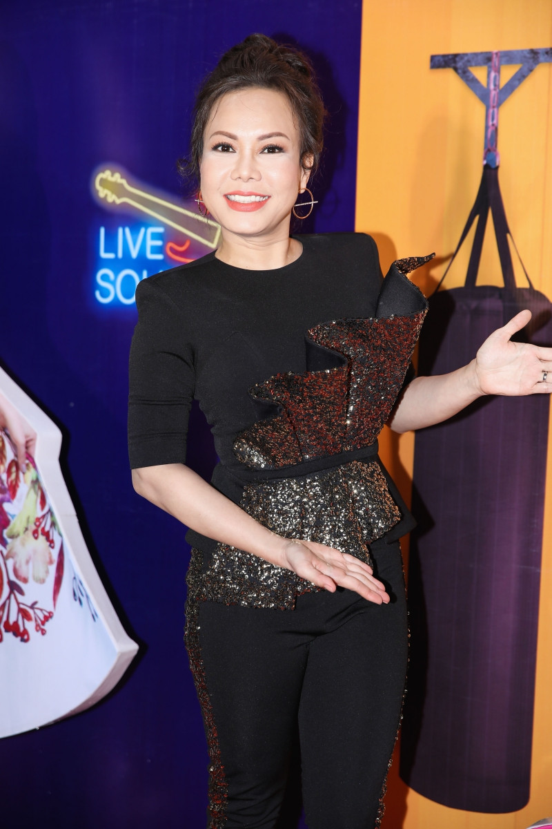 Nữ diễn viên hải ngoại cũng bày tỏ sự cảm kích dành cho Trấn Thành. Chị tiết lộ ở trường quay, đàn em chăm sóc cho chị chu đáo từng miếng ăn đến chỗ ngủ.