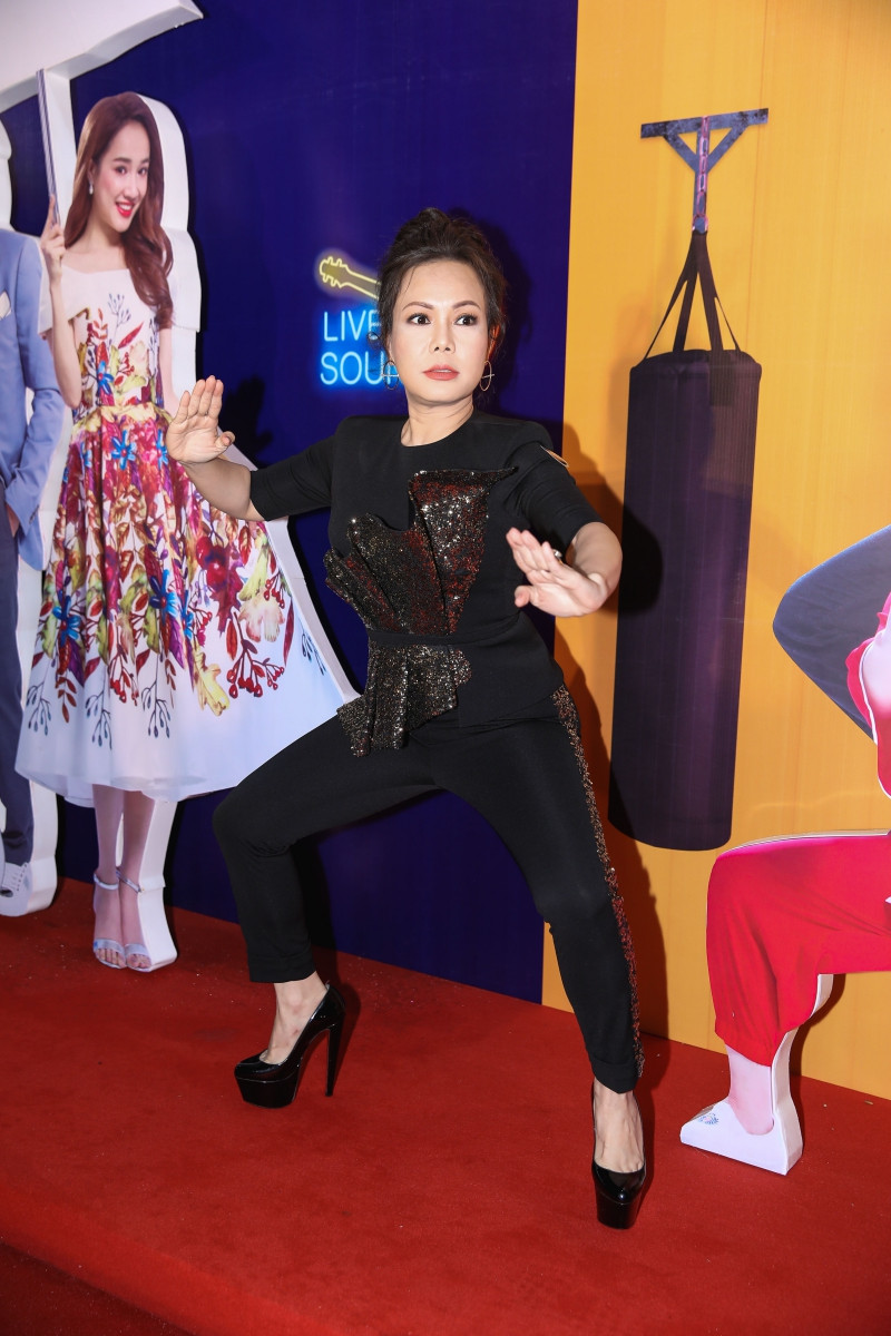 Việt Hương chia sẻ hài hước: “Tôi gặp nhiều khó khăn trong việc hoán đổi bởi ngoài đời Nhã Phương rất xinh đẹp như thiên thần còn Hương như ác quỷ".