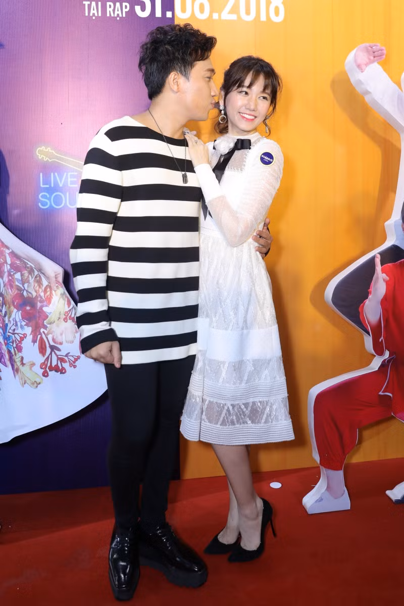 Cặp đôi liên tục thể hiện sự thân mật trước đám đông. Trấn Thành bị mọi người soi vì tiếp tục mang giày độn gót.