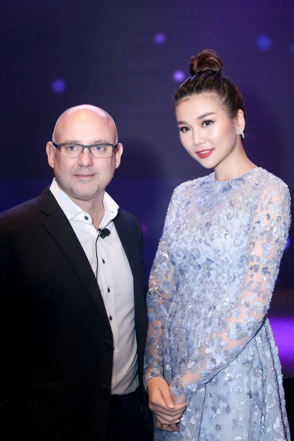 Chiếc đầm giúp người đẹp tôn lên vóc dáng hoàn hảo và đôi chân dài đáng mơ ước.