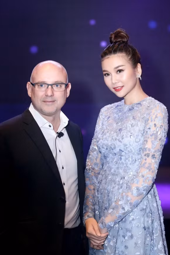 Chiếc đầm giúp người đẹp tôn lên vóc dáng hoàn hảo và đôi chân dài đáng mơ ước.