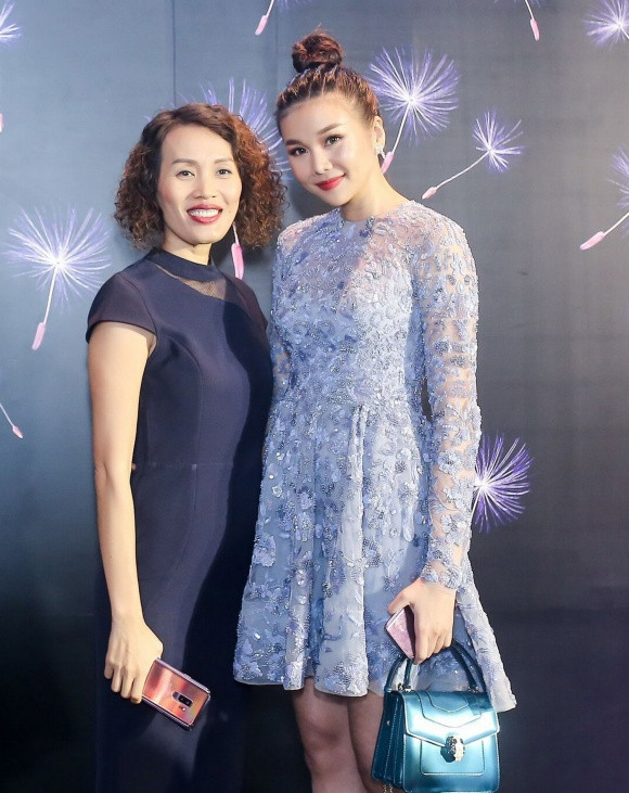 Người mẫu Thanh Hằng chọn tông trang điểm nhẹ nhàng, tóc búi cao để lộ gương mặt xinh xắn, đôi môi đỏ hồng khiến cô nàng thêm bừng sáng.