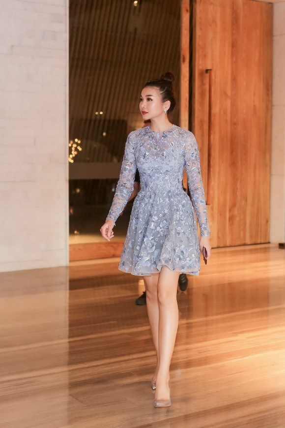 Mặc dù diễn ra vào sáng sớm nhưng Thanh Hằng vẫn thể hiện được sự chuyên nghiệp của mình. "Mẹ chồng" Thanh Hằng xinh đẹp tựa tiểu thư khi diện chiếc đầm ren kết hoa tinh tế phối kèm túi xách nhỏ nhắn thời thượng.