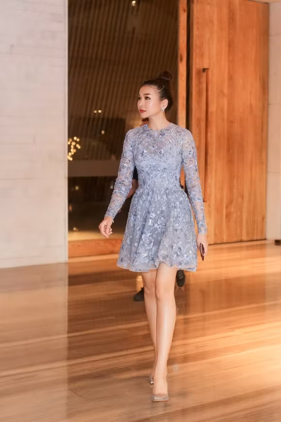 Mặc dù diễn ra vào sáng sớm nhưng Thanh Hằng vẫn thể hiện được sự chuyên nghiệp của mình. "Mẹ chồng" Thanh Hằng xinh đẹp tựa tiểu thư khi diện chiếc đầm ren kết hoa tinh tế phối kèm túi xách nhỏ nhắn thời thượng.